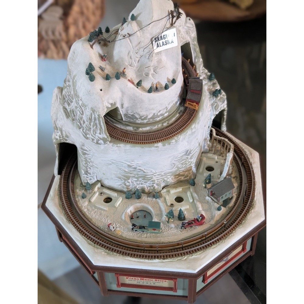 Vtg Enesco Rock City Christmas Action Town Trains "Winter Wonderland" Music Box